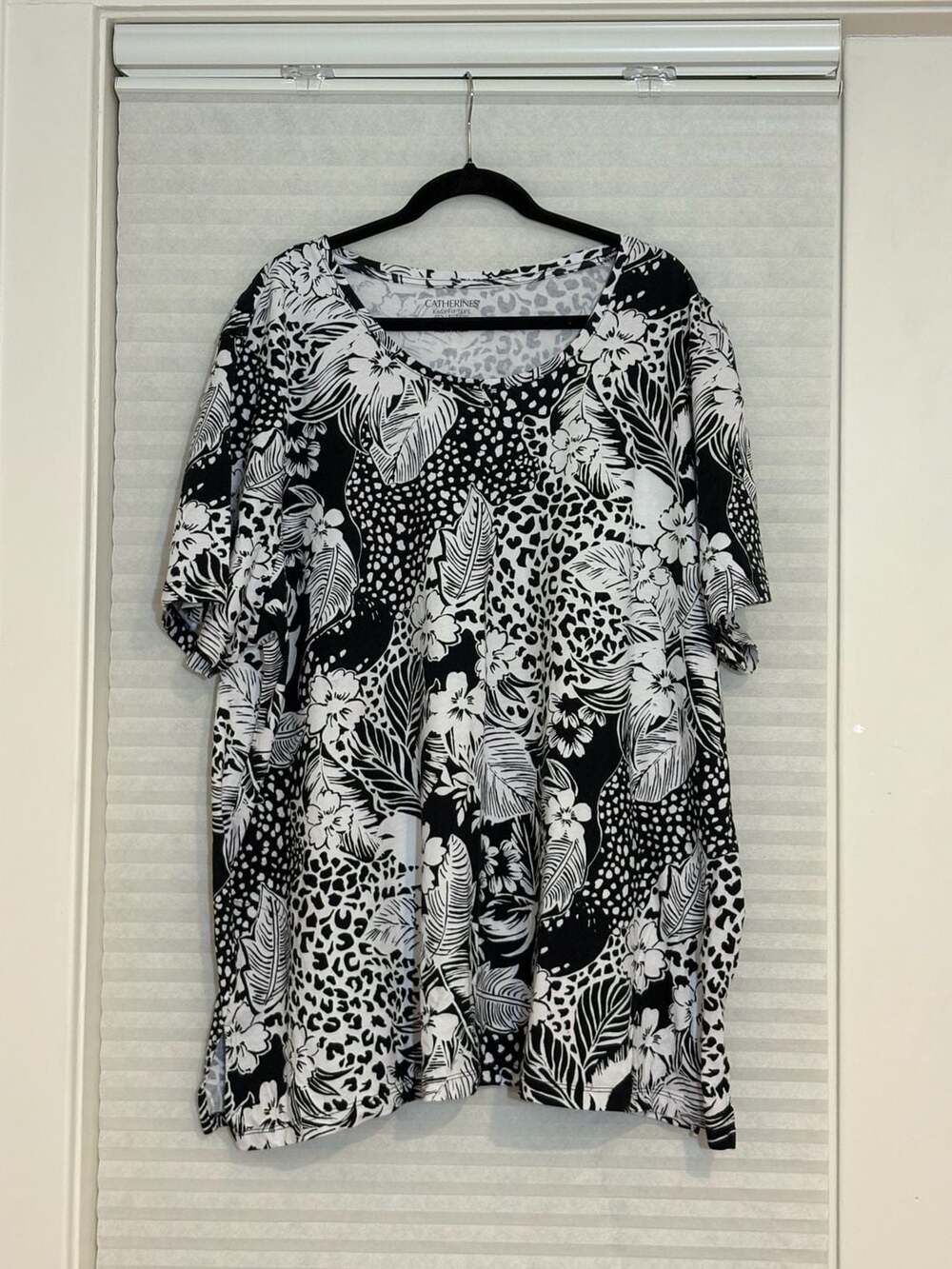 Catherines Easy Fit Tees Collection T-Shirt Size 3X 26/28W Black White Floral